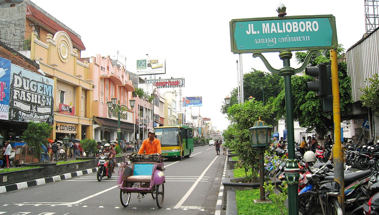 Daerah Istimewa Yogyakarta Pejalan<script async src=